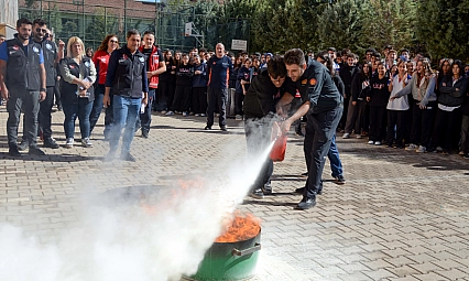 Afet Risklerinin Azaltılması Gününde öğrencilere uygulamalı eğitim