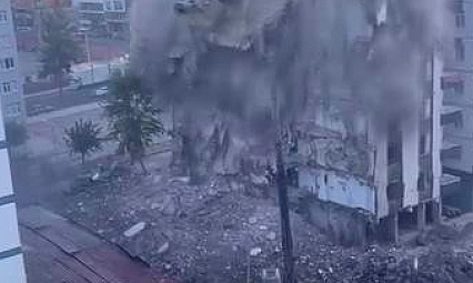 Ağır hasarlı 8 katlı bina tek dokunuşta yerle bir oldu