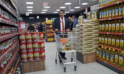 AK Parti Milletvekili Fırat, Halk pazarında alışveriş yaptı