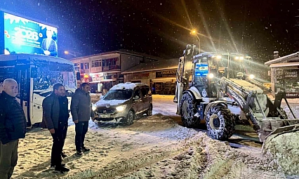 Akçadağ'da kar yağışı etkisini artırdı! Çalışmalar aralıksız sürüyor