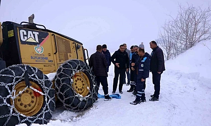 Yoldan çıkan iş makinesi kurtarıldı
