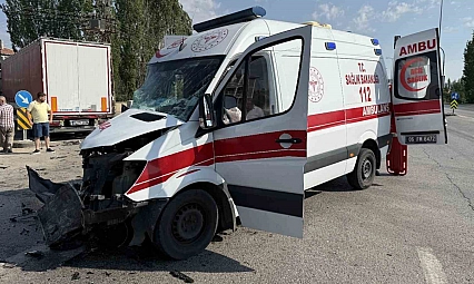 Ankara'da tır ile ambulans çarpıştı: 5 yaralı