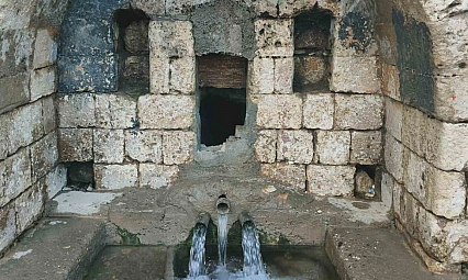 Tarihi çeşmeler yağışların ardından coştu