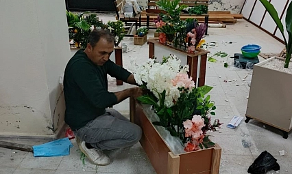 Atık malzemelerle okulunu güzelleştiriyor