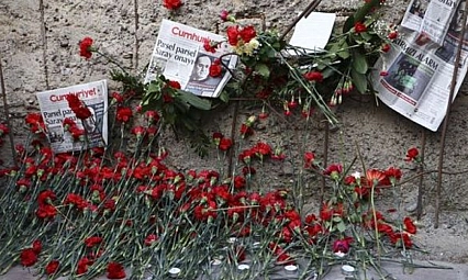 Bakan Gürlek, Uğur Mumcu'nun ailesiyle görüştü