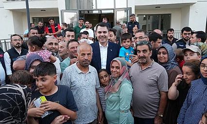 Bakan Kurum'dan depremzede Yusuf ve dedesine ziyaret