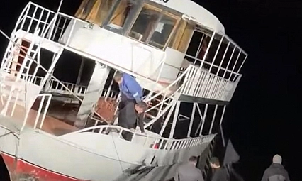 Batan tekne halat yardımıyla kurtarıldı