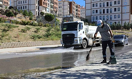 Malatya'da kapsamlı temizlik: Yollar yıkandı, çöpler toplandı