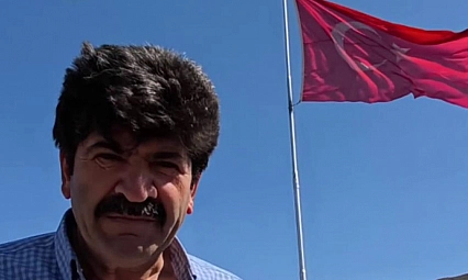'Bayrak Adam' her tepeye Türk Bayrağı dikiyor