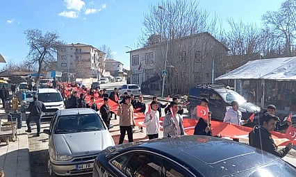 Bayrak yürüyüşüne yoğun ilgi