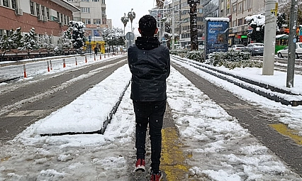 Belediye ekipleri karla mücadelede 24 saat görev başında