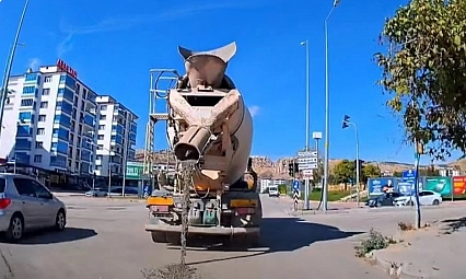 Beton mikserinin yola çimento dökerek ilerlediği anlar kamerada