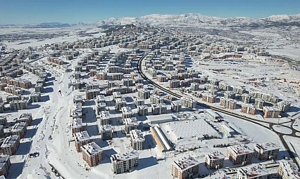 Beyaza bürünen İndere konutları depremzedelere sıcak yuva oldu