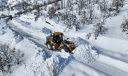Bin 500 metre rakımda yollar kardan temizleniyor