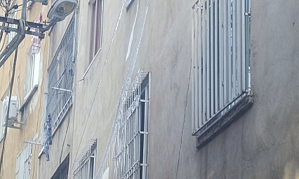 Binadan sarkan buzlar tehlike saçıyor