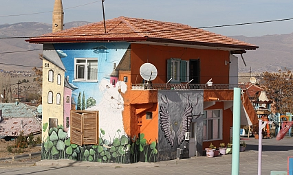 Binalardan duvarlara renk cümbüşü: 'Renkli Köy'