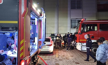 Binanın girişinde çıkan yangın korkuttu