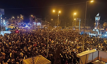 Binlerce kişi deprem şehitlerini andı