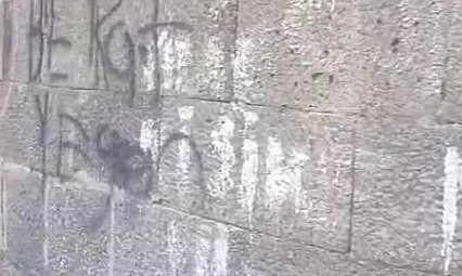 Binlerce yıllık surlara gelişigüzel yazılar yazdılar