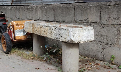 Musalla taşını kaldırıma koydular
