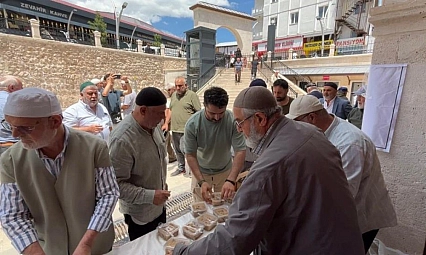 Cami cemaatine aşure ikram edildi