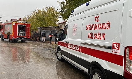 Çatı yangını: 1 kişi dumandan etkilendi