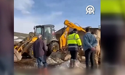 Çatısı çöken ağıldaki 40 koyun telef oldu