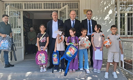 Çermikte 300 öğrenciye okul çantası dağıtıldı