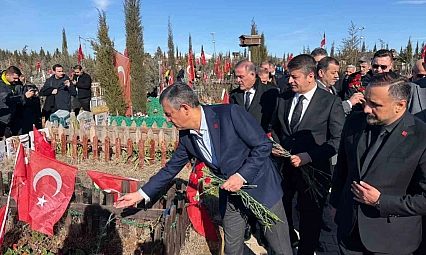 Özel deprem şehitliğini ziyaret etti