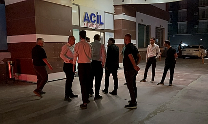 CHP Grup Başkanvekili Murat Emir sahneden düştü