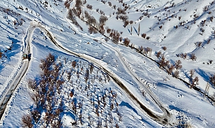 Çığ düşen yol temizlendi