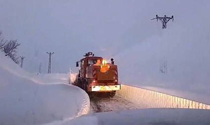 Çığ tehlikesi nedeniyle kapanan yol yeniden açıldı