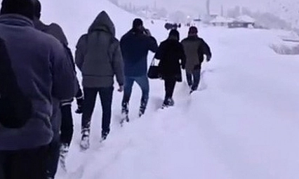 Çığla kapanan yolda mahsur kalan 100 kişi köyde misafir edildi