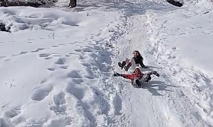Malatya'da çocuklar tepsi ve bidonlarla karın keyfini çıkardı