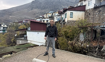 Çüngüş'te toprak evlere loğ çekiliyor