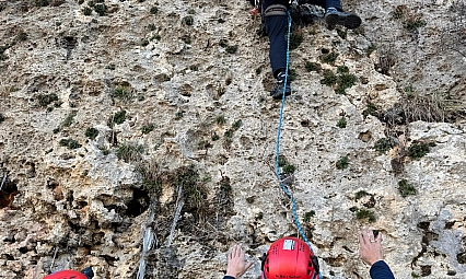 Dağda mahsur kalan keçiyi AFAD ekipleri kurtardı