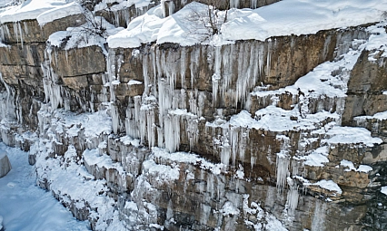Dağlarda buzdan şelale oluştu