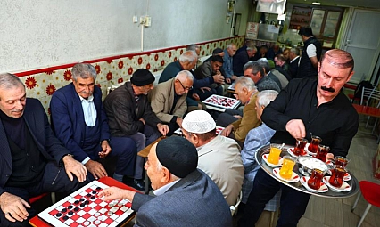 Dama tutkunları her gün aynı çay ocağında buluşuyor