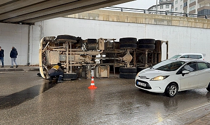 Damperi köprüye çarpan kamyon yan yattı