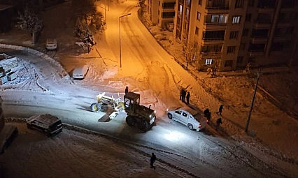 Darende Belediyesi'nin kar mesaisi sürüyor