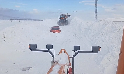 Darende'de kar altında kalan araçlar gün yüzüne çıktı