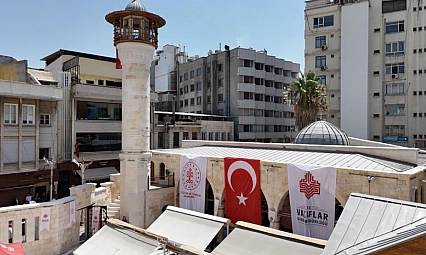 Depremde hasar alan tarihi cami yeniden ibadete açıldı