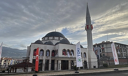 Depremlerde hasar gören camilerin yerine yenileri yapılıyor