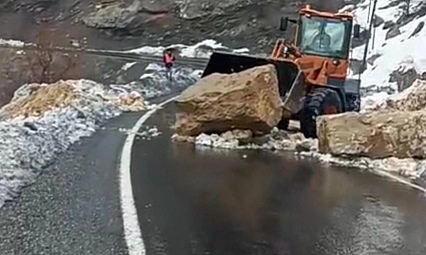 Dev kayalar yolu kapattı