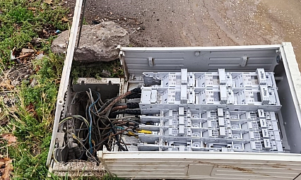 Devrilen elektrik trafosu ölüm saçıyor