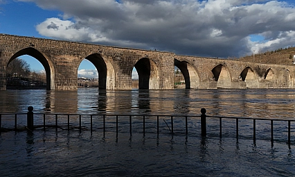 Dicle Nehri'nde yükselen su seviyesi dronla görüntülendi