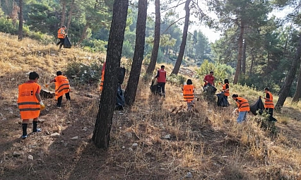 Doğaya bırakılan atıklar tek tek toplandı