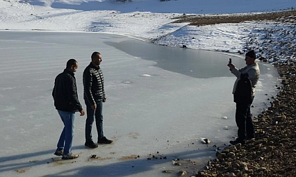 Donan göletin üstünde fotoğraf çektiler