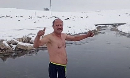 Dondurucu havada suya atladı