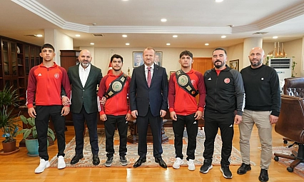 Dünya şampiyonu güreşçilerden RTÜK'e ziyaret